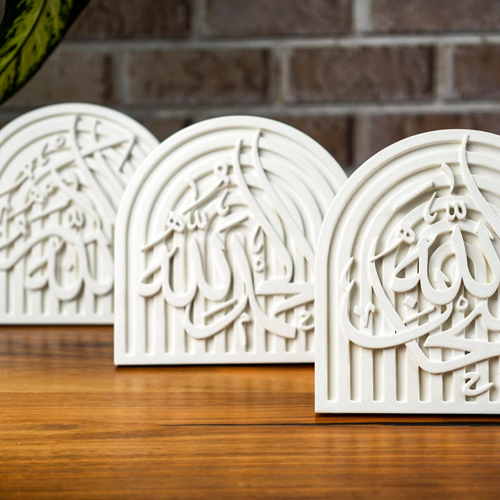 subhanallah elhamdulillah allahu ekber yazili uclu beyaz renk masa ustu dekor modern ve anlamli bir tasarim islamicwallarttr
