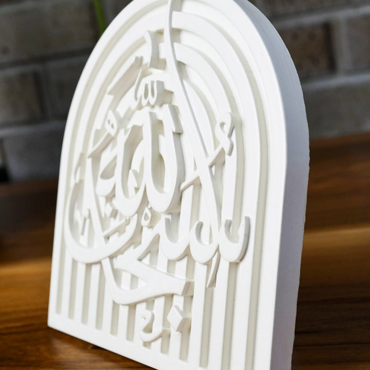 subhanallah yazili taş dekor oluklu arka plan uzerindeki isik ve golgeyle estetik bir derinlige sahiptir islamicwallarttr