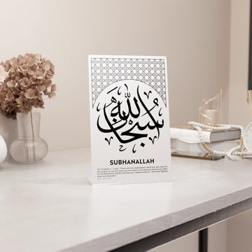 Sübhanallah yazılı beyaz masa üstü dekor, masa üzerinde önden görünüm