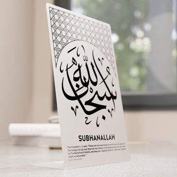 Beyaz Sübhanallah masa üstü dekorun pencere önünde açılı görünümü
