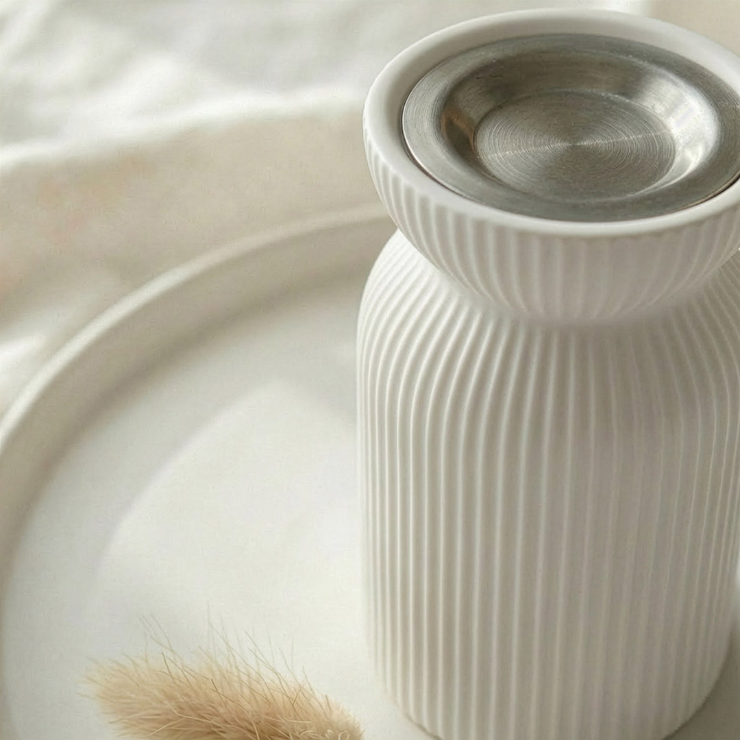 minimalist beyaz dikey cizgili tasarim ve metal kapak yakin cekim islamicwallarttr