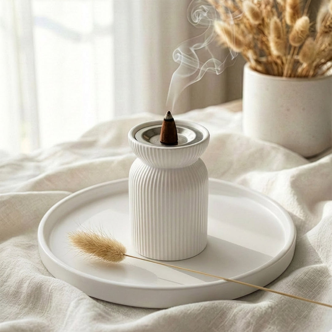 beyaz tas minimalist dikey cizgili buhurdanlik konik tutsu ile ortama huzur katiyor islamicwallarttr