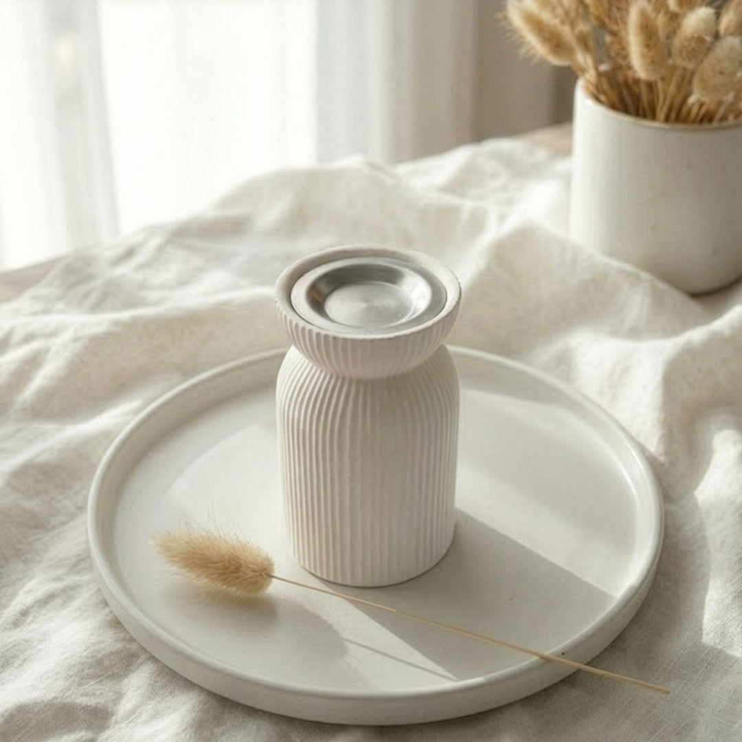 minimalist beyaz tas buhurdanlik dekoratif tabak ve kuru ciceklerle zarif ve estetik islamicwallarttr