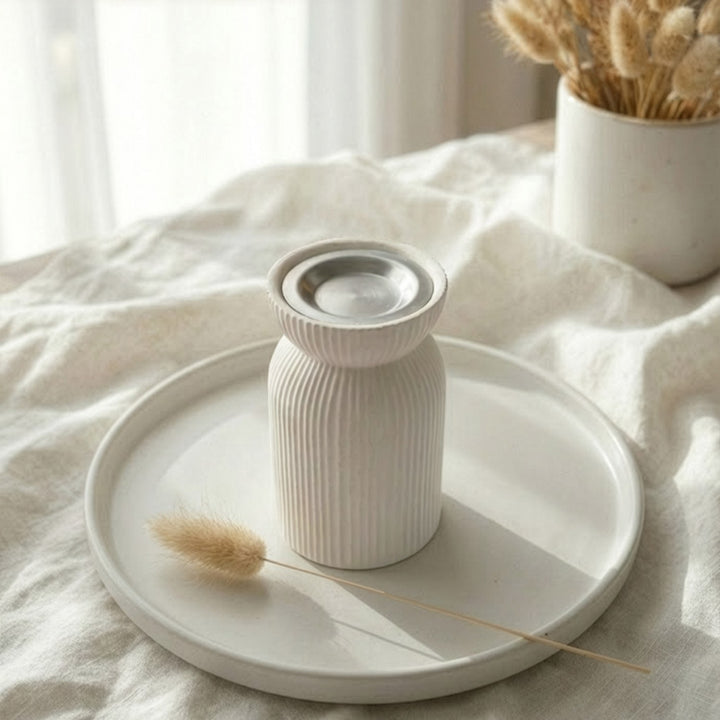 minimalist beyaz tas buhurdanlik dekoratif tabak ve kuru ciceklerle zarif ve estetik islamicwallarttr