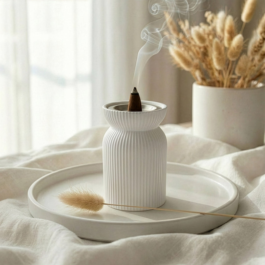 minimalist beyaz tas buhurdanlik yanan tutsu ve kuru ciceklerle zarif ve estetik islamicwallarttr