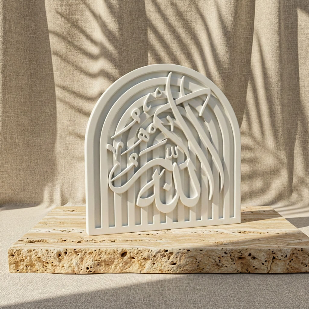 Allahu Ekber yazılı beyaz taş kemer dekor, travertin plaka üzerinde ön görünüm
