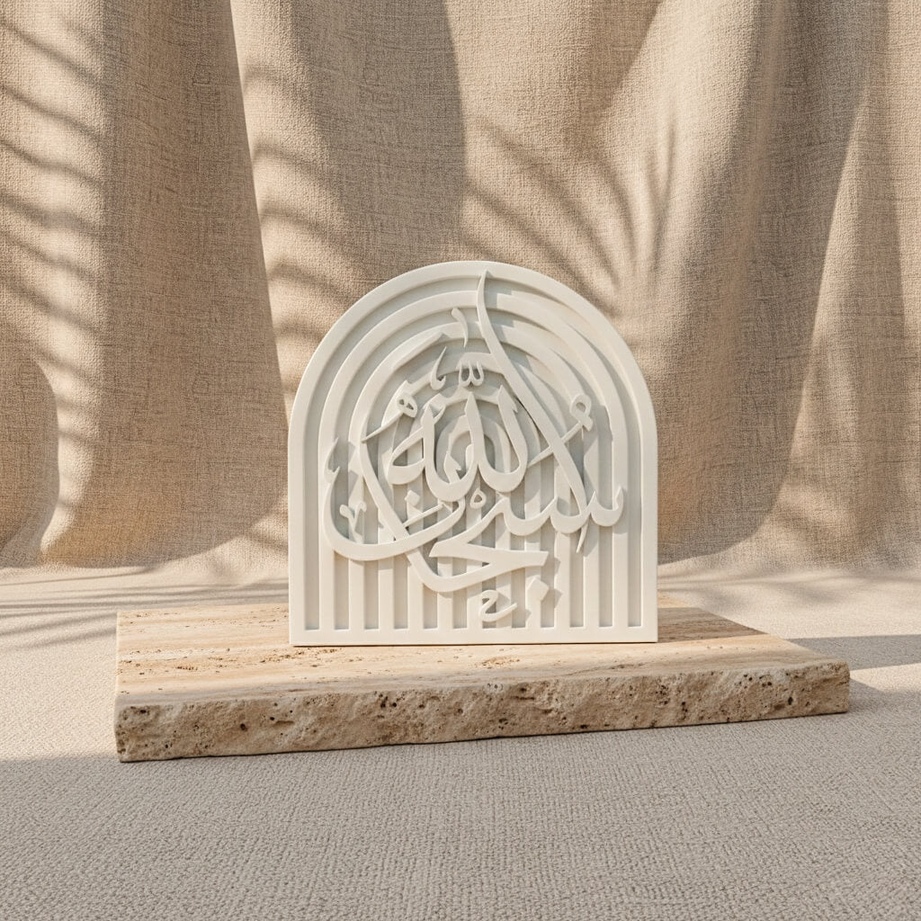 Sübhanallah yazılı doğal taş kemer dekor, travertin plaka üzerinde ön görünüm, keten perde önünde