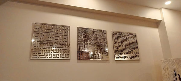 Duvarda yan yana üç parça gümüş aynalı kufi hat tablosu
