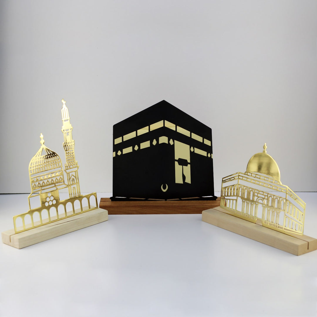Üç kutsal mescit metal dekor seti, ortada siyah Kabe, yanlarda Mescid-i Nebevi ve Mescid-i Aksa