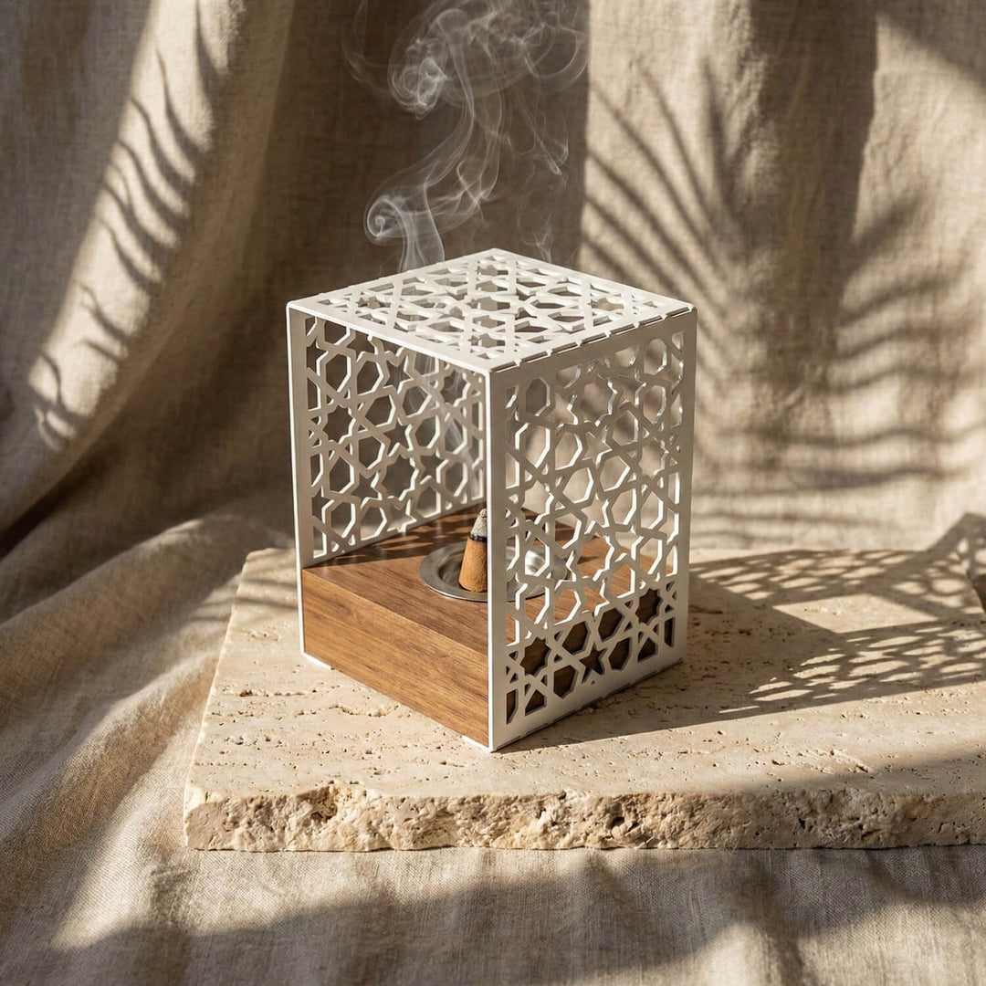 Ahşap Standlı Metal Tütsülük – İslami Motifli Rustik Tasarım