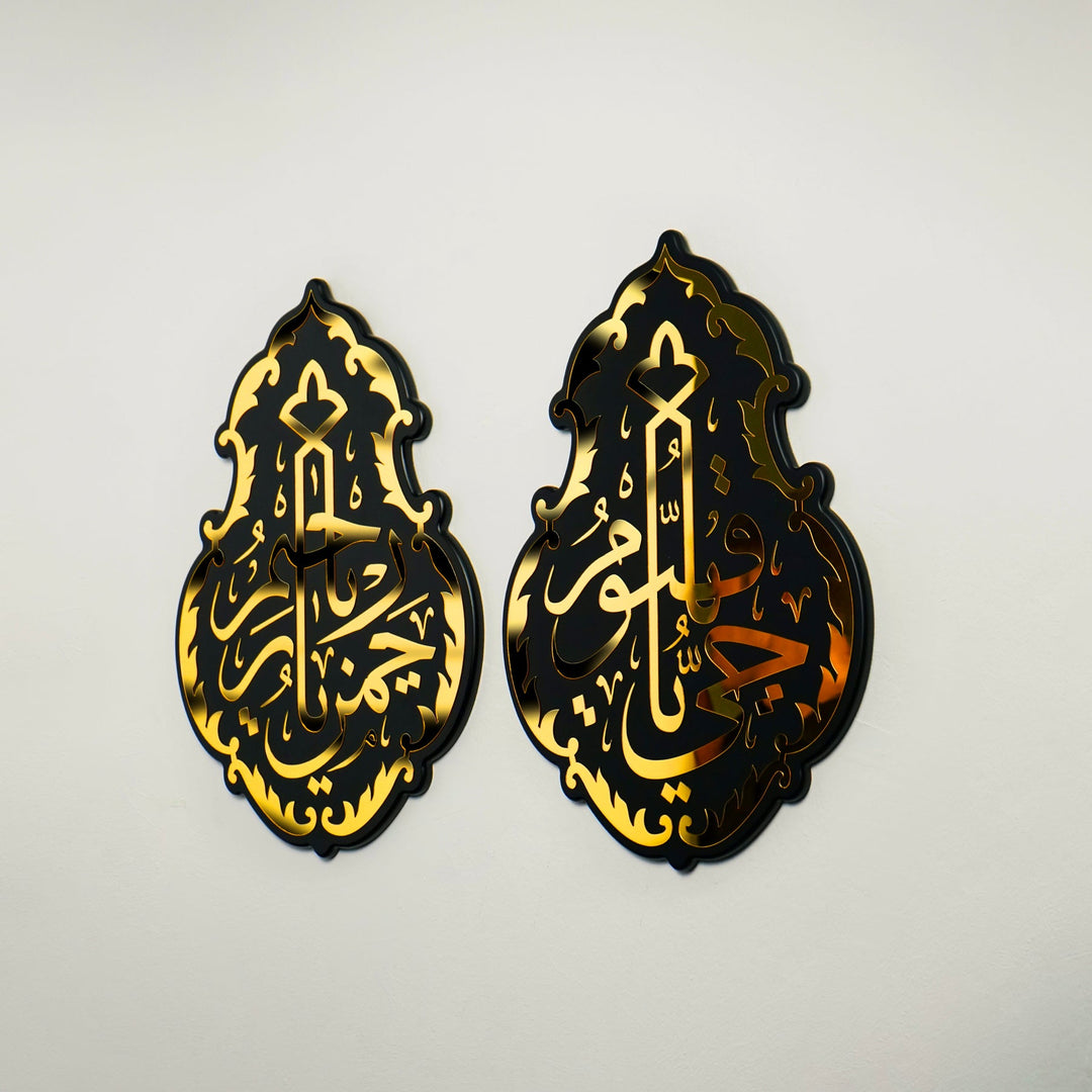Ya Hayyu Ya Kayyum ve Ya Rahman Ya Rahim siyah zeminli altın akrilik dekor seti, duvarda hafif açılı görünüm