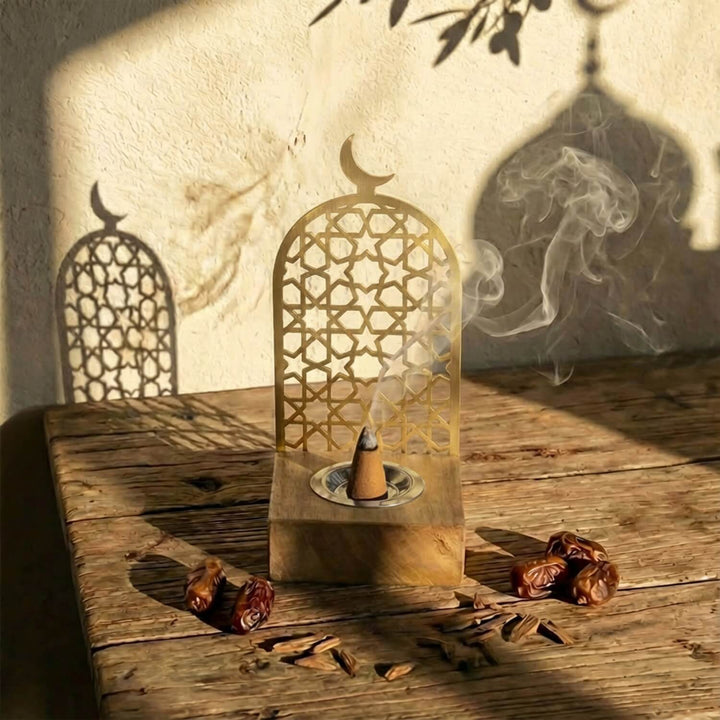 yildiz desenli mihrap form ahsap standli altin renk metal tutsulukte konik bir tutsu yaniyor islamicwallarttr