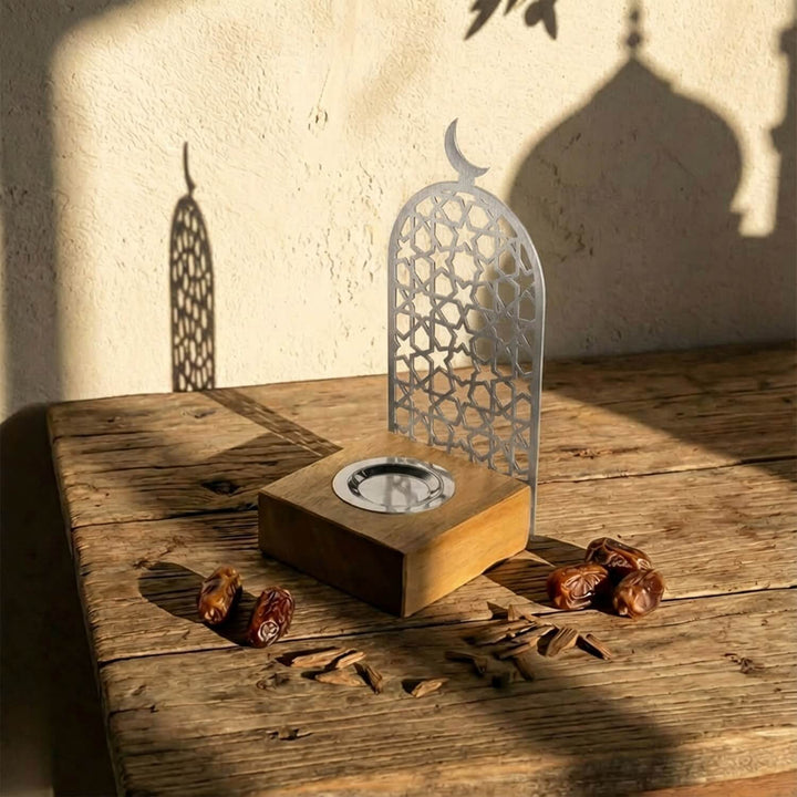 Ahsap tabanli geometrik desenli gumus renk metal tutsuluk hilal figuruyle tamamlanarak zarif bir Ramazan dekoru sunuyor islamicwallarttr