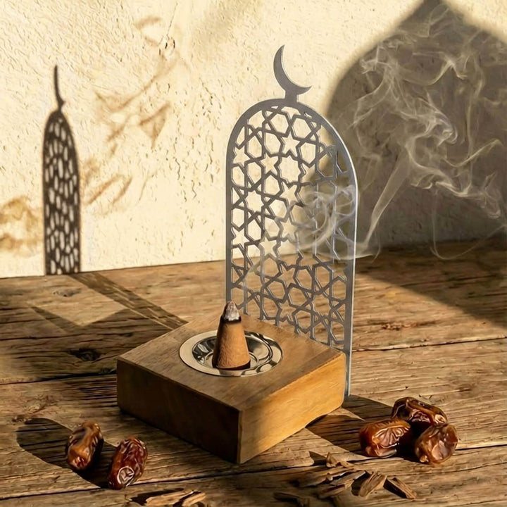 Ahsap taban uzerine yerlestirilmis geometrik desenli gumus renk metal tutsuluk ve hilal figuru ile zarif bir tasarim islamicwallarttr