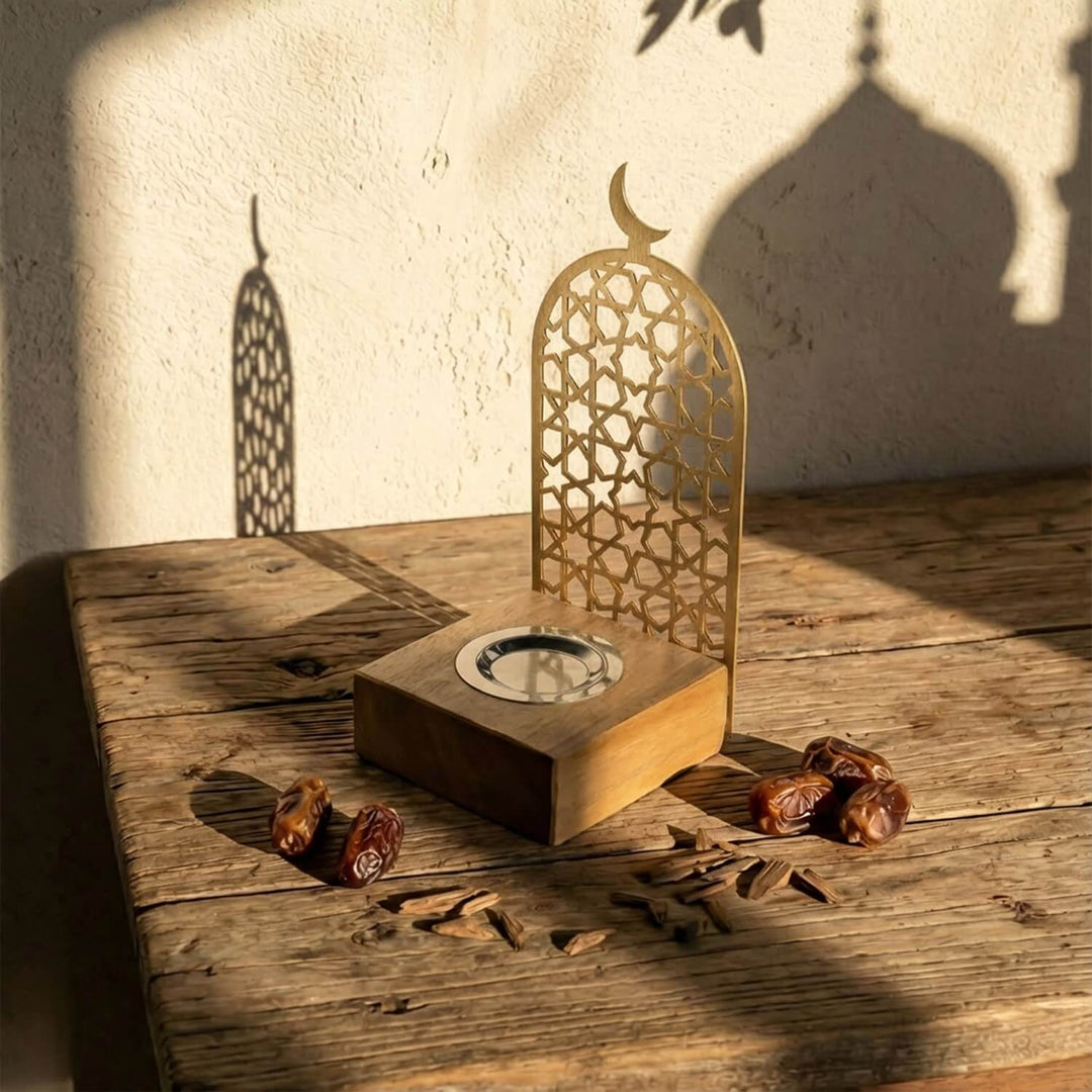 Ahsap tabanli geometrik desenli altin renk metal tutsuluk hilal figuruyle tamamlanarak zarif bir Ramazan dekoru sunuyor islamicwallarttr