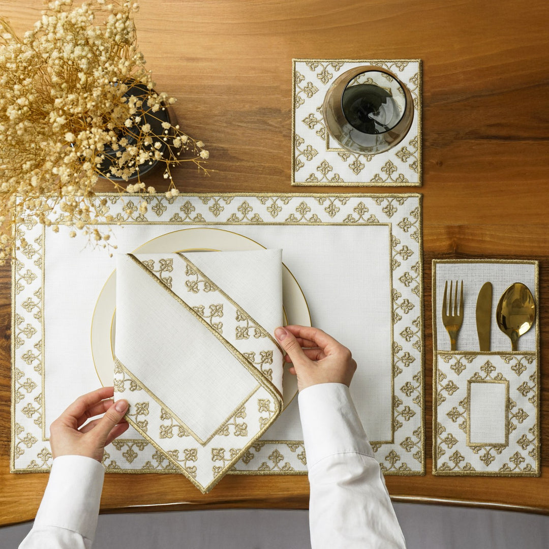 zarif nakis islemeli ramazan sofra seti, altin detayli pecete ve servis ortusuyle sik masa sunumu islamicwallarttr