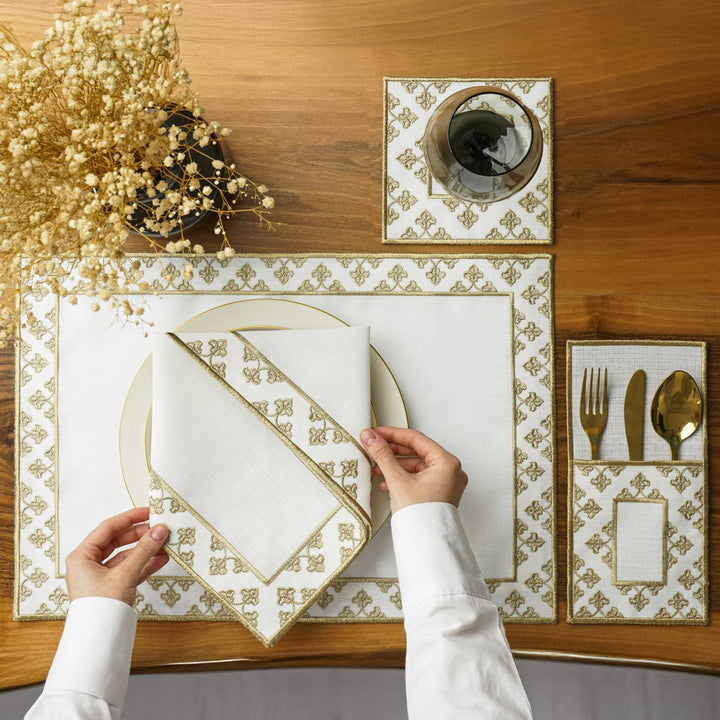 zarif nakis islemeli ramazan sofra seti, altin detayli pecete ve servis ortusuyle sik masa sunumu islamicwallarttr