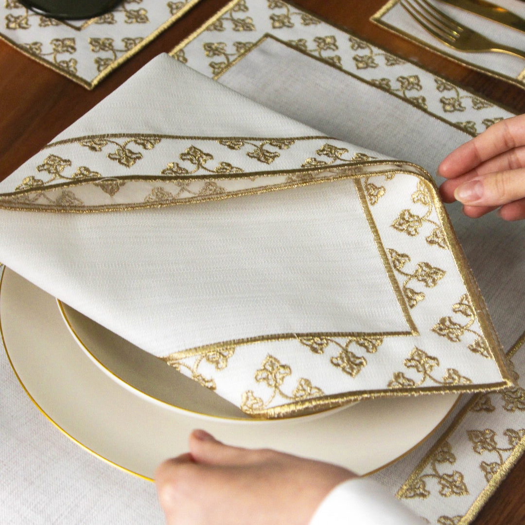 nakis islemeli ramazan pecetesi elde tutulurken detayli doku ve iscilik gorunumu islamicwallarttr