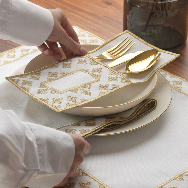 altin nakisli ramazan pecete takimi yuvarlak tabak uzerinde zarif ve sade sunum detayi islamicwallarttr