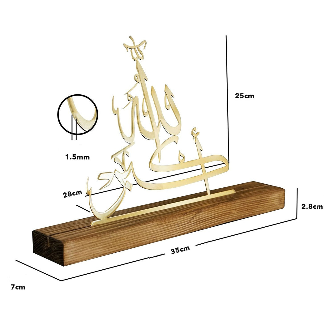 Allahu Ekber metal masaüstü dekorun ölçüleri: yükseklik 25 cm, yazı genişliği 28 cm, taban 35 x 7 cm