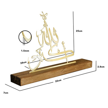 Allahu Ekber metal masaüstü dekorun ölçüleri: yükseklik 25 cm, yazı genişliği 28 cm, taban 35 x 7 cm
