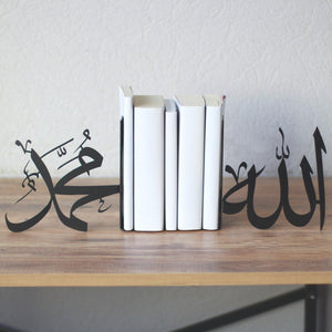 Siyah Allah ve Muhammed yazılı metal kitap tutucu çifti, kitap sırasının iki ucunda