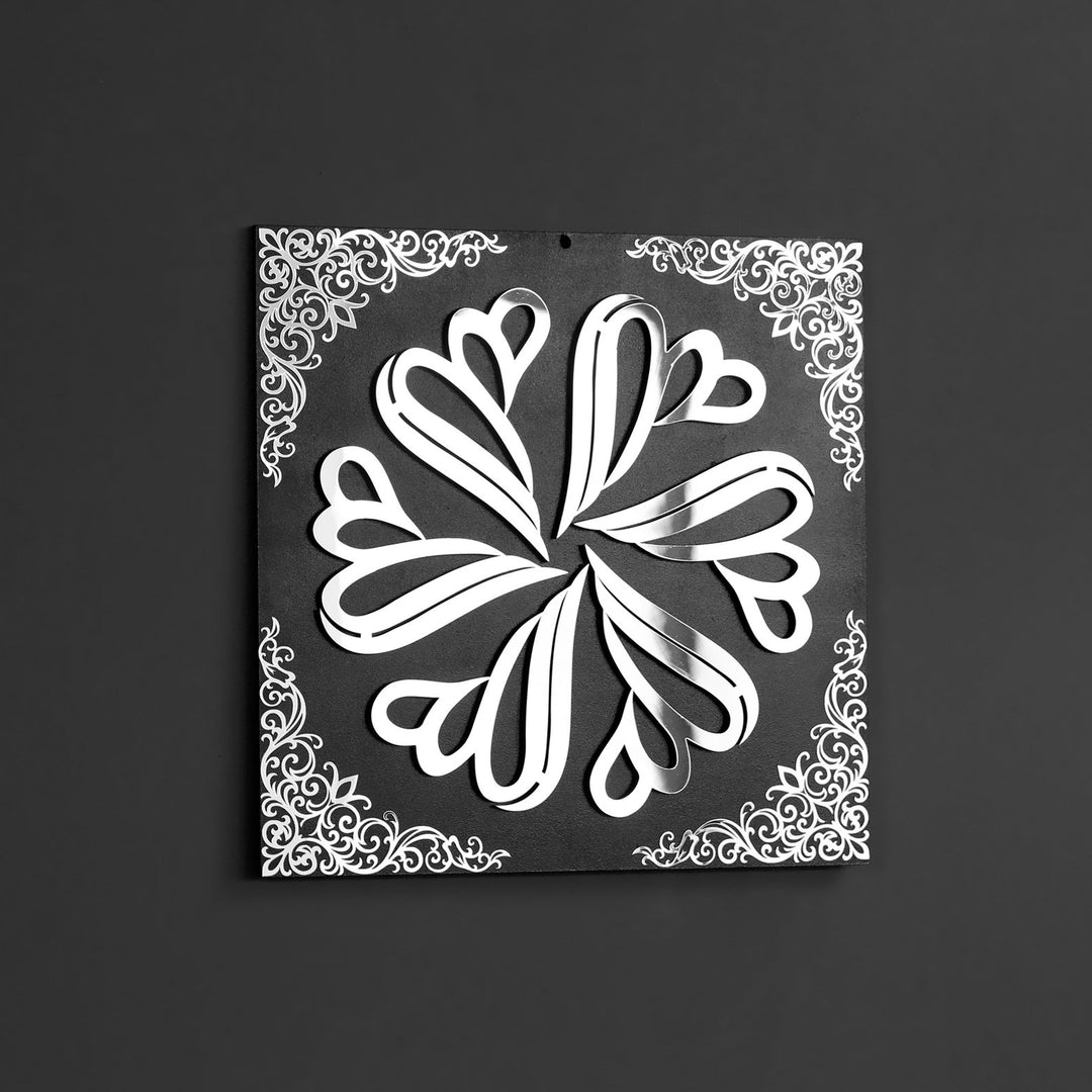 Gümüş akrilik Allah (c.c.) lafzı kare tablo, 36 x 36 cm, koyu gri duvarda karşıdan