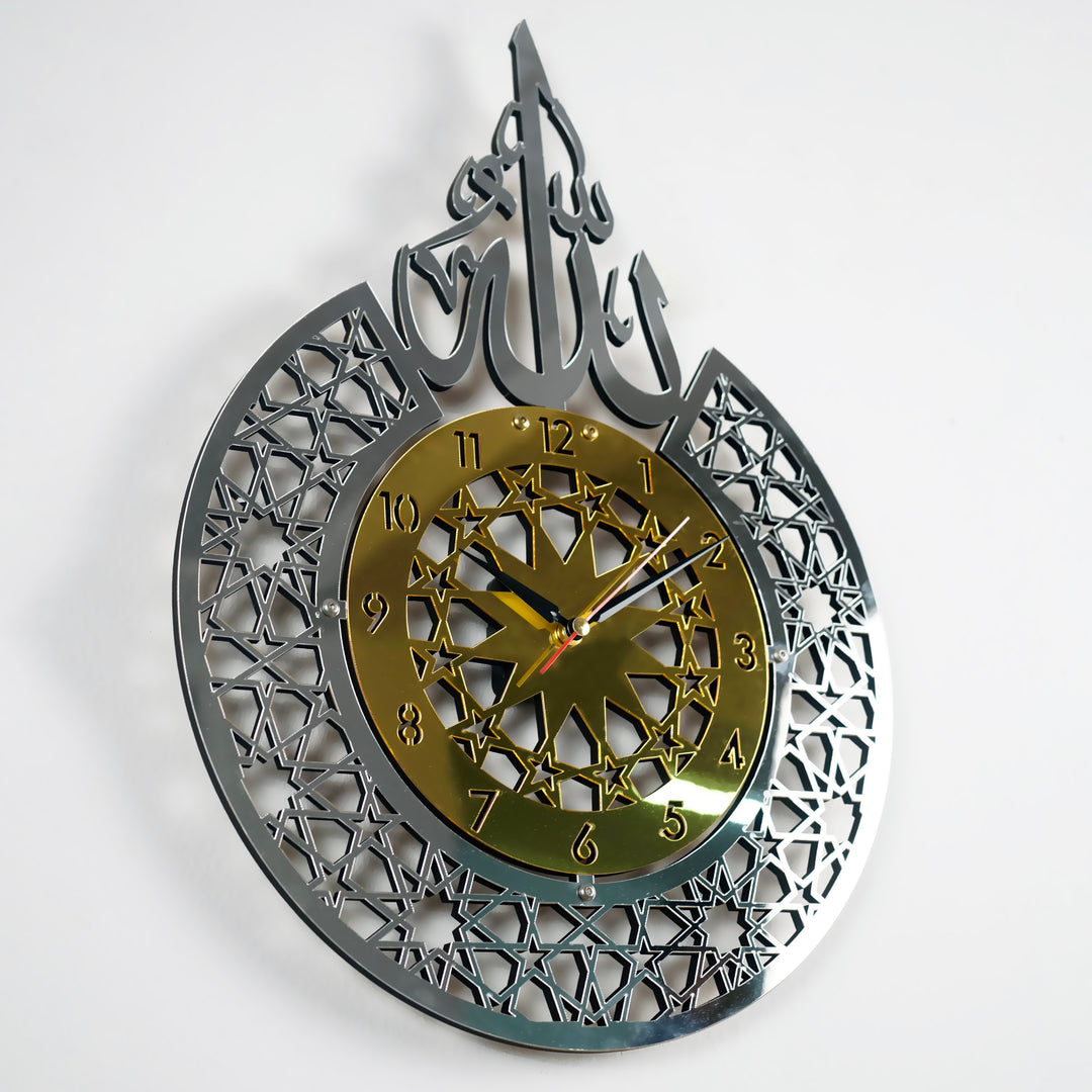 Allah (c.c.) lafızlı gümüş çerçeveli duvar saatinin altın kadranı ve Latin rakamları, yakın çekim