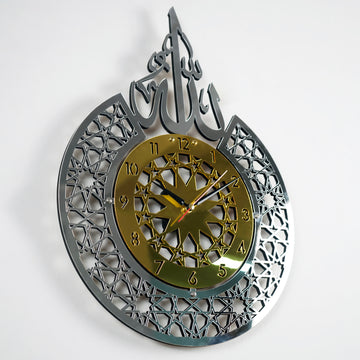 Allah (c.c.) lafızlı gümüş çerçeveli duvar saatinin altın kadranı ve Latin rakamları, yakın çekim