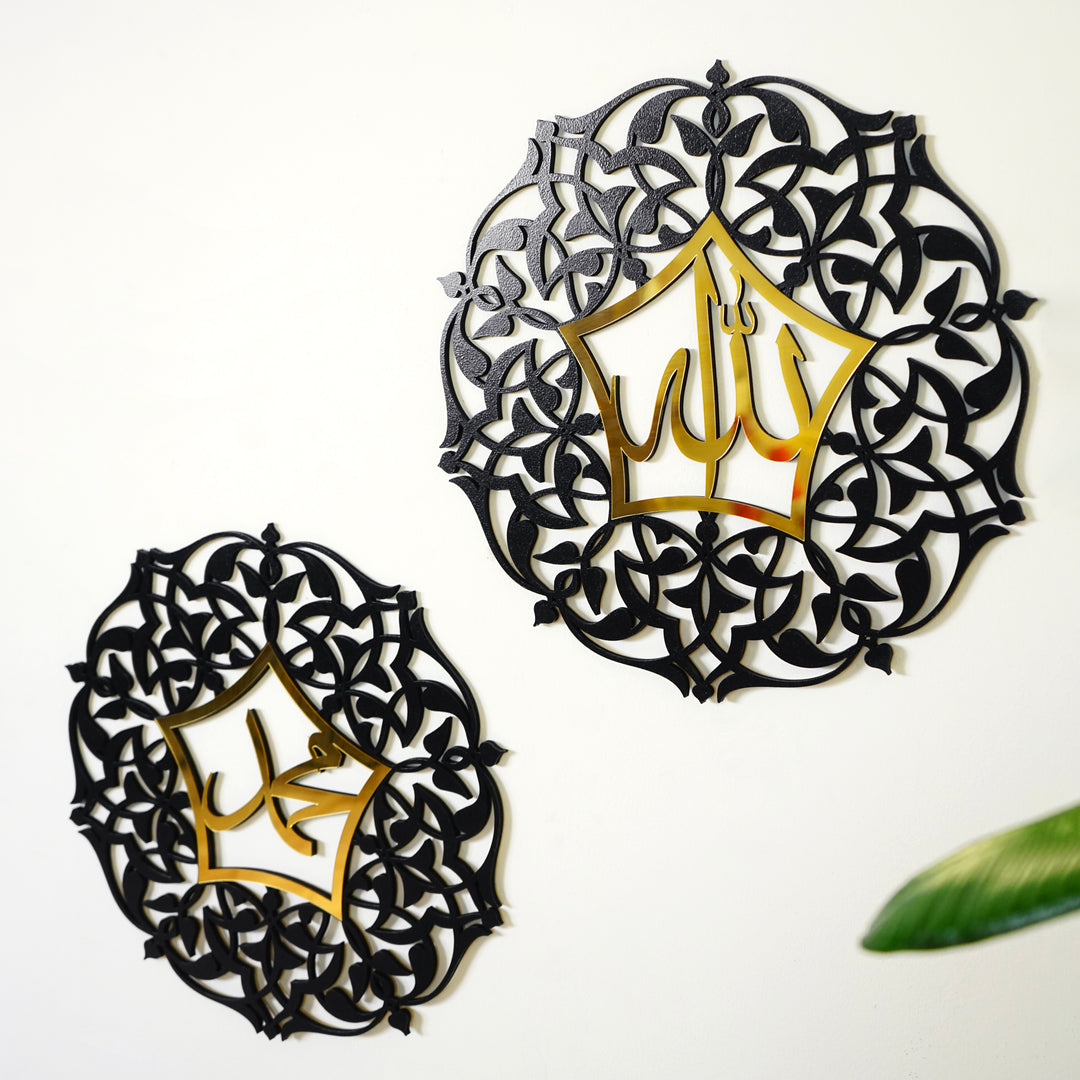 Allah (c.c.) ve Muhammed (s.a.v) lafızlı akrilik tablo seti, dış siyah iç altın, yaprak motifli çerçevenin yakın çekimi