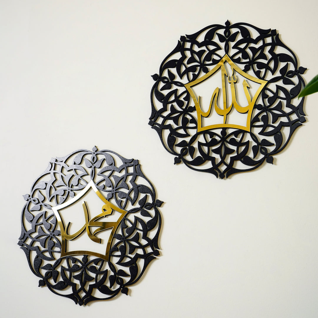 Allah (c.c.) ve Muhammed (s.a.v) lafızlı akrilik tablo seti, dış siyah iç altın, açılı görünümde altın ve gümüş yansımalı