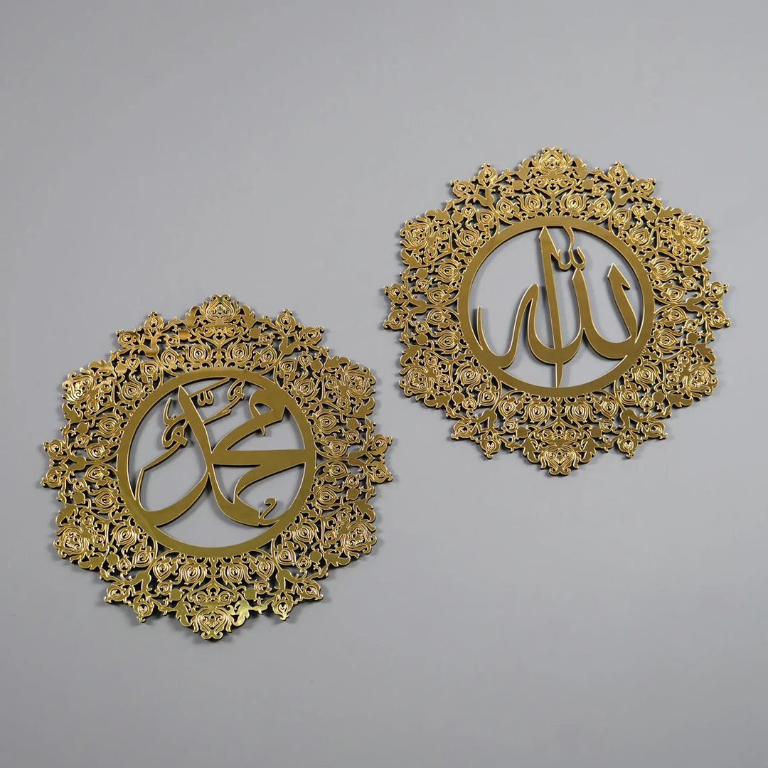 Gül süslemeli Allah (c.c.) ve Muhammed (s.a.v) lafızlı altın akrilik tablo seti, gri duvarda