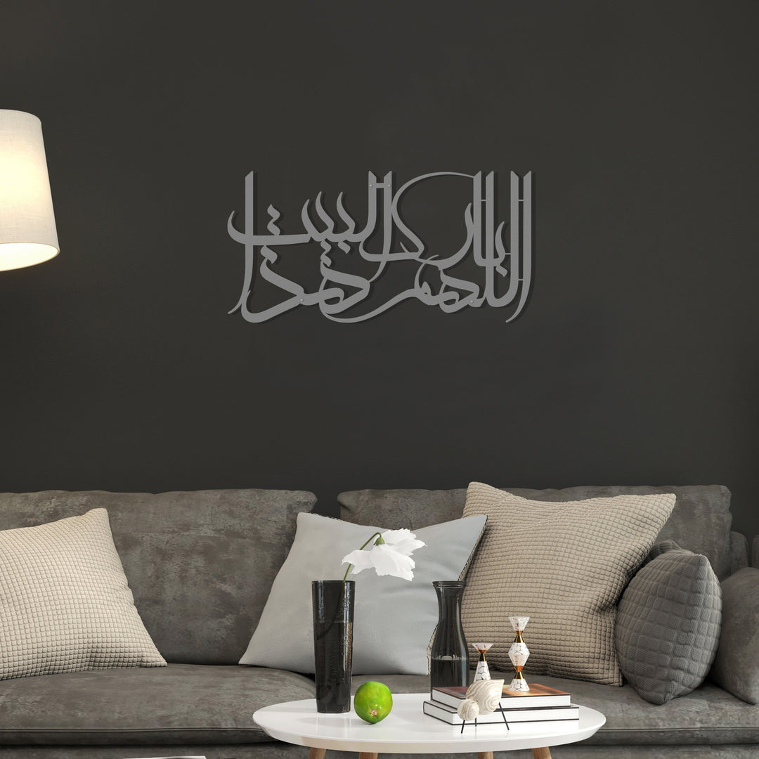 Bereket Duası gümüş metal tablo, koyu gri duvarda koltuğun üzerinde