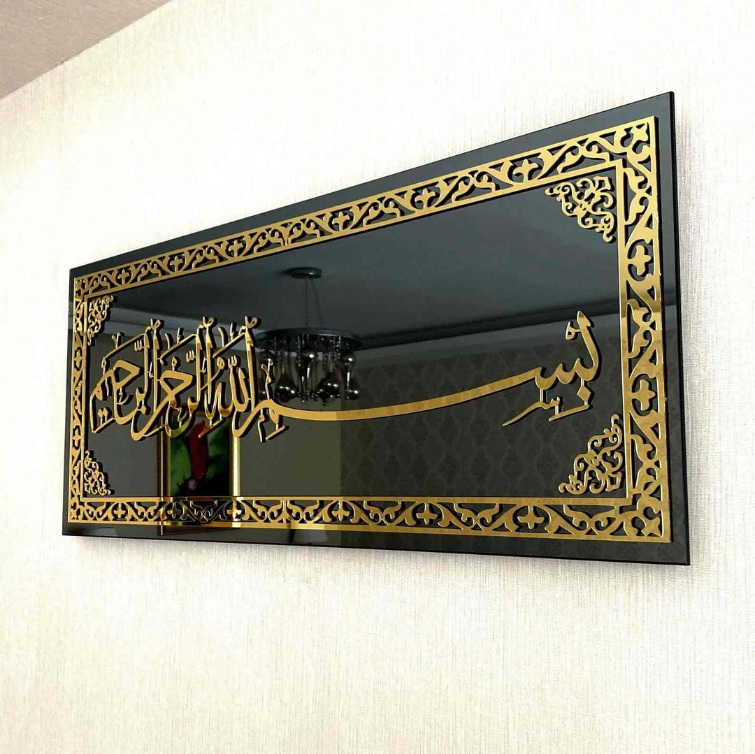 Besmele işlemeli temperli cam tablo, altın akrilik hat, yandan geniş açıdan duvarda