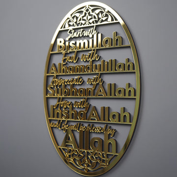 Altın aynalı akrilik tablonun üst süslemesi ve satırlarının açılı yakın çekimi
