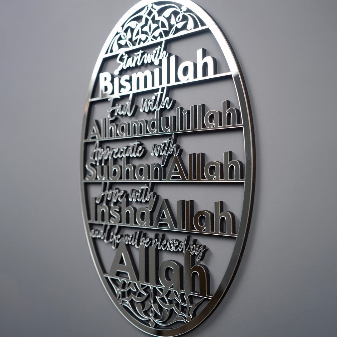 Gümüş aynalı akrilik tablonun Bismillah yazısı ve süsleme detayının açılı yakın çekimi