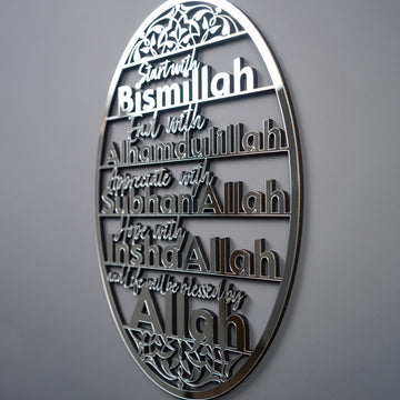 Gümüş aynalı akrilik tablonun Bismillah yazısı ve süsleme detayının açılı yakın çekimi