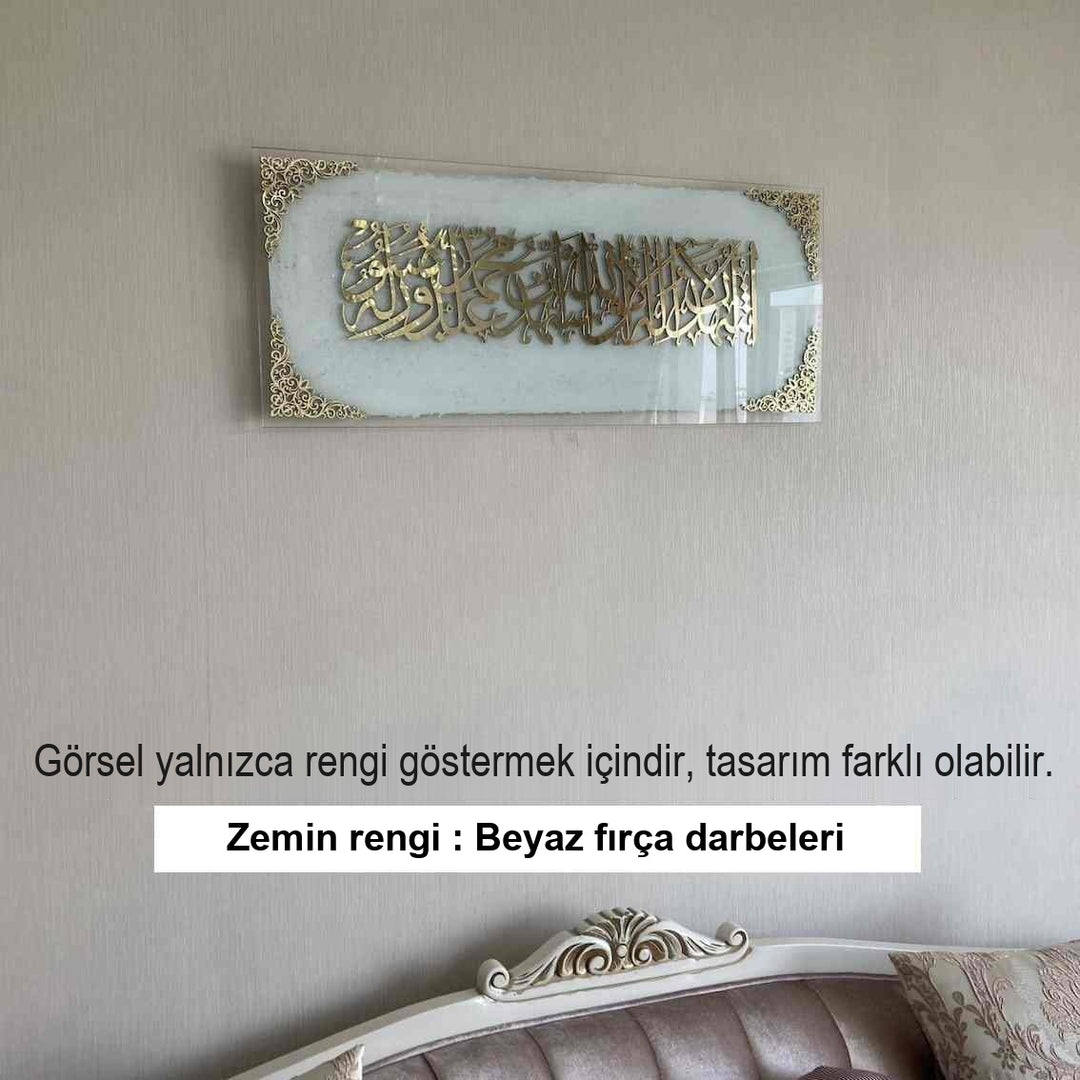 Beyaz fırça darbeli zeminde altın hat yazılı yatay cam tablo, renk örneği