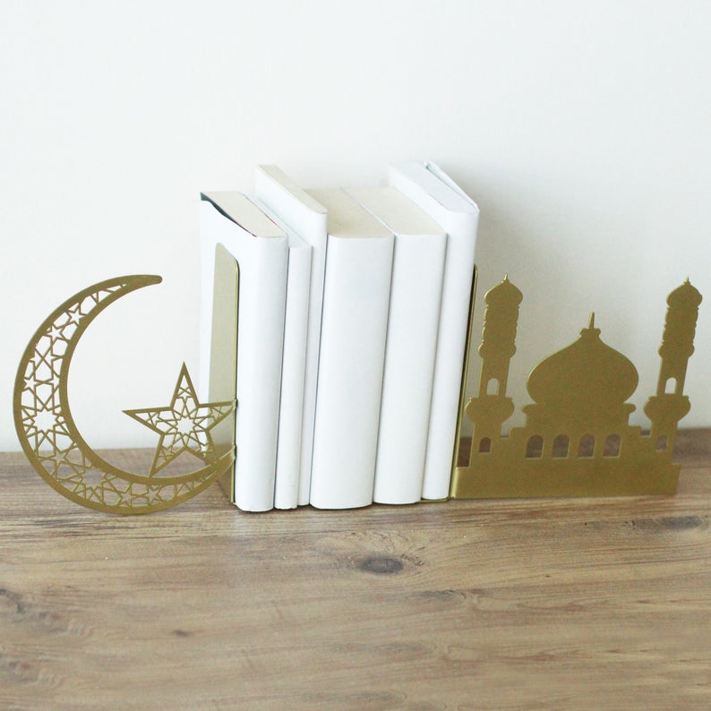 Hilal, yıldız ve cami motifli altın renk kitap tutucu çifti, kitap dizisinin iki ucunda