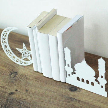 Cami motifli beyaz kitap tutucu, kitap yığınını destekleyen açılı yakın görünüm