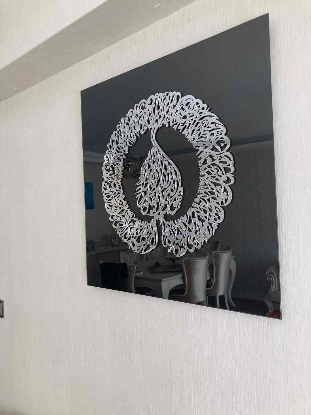 Gümüş Akrilik Divani hat Ayetel Kürsi cam tablo, duvarda açılı görünüm
