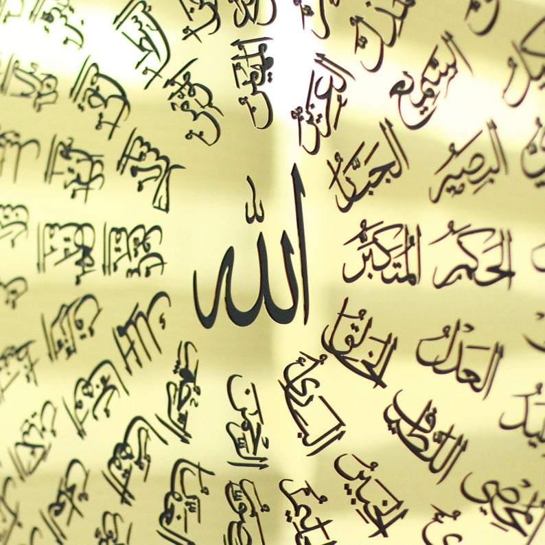 Altın yuvarlak Esmaül Hüsna tablonun Allah lafzı ve çevresindeki isimlere yakın çekim