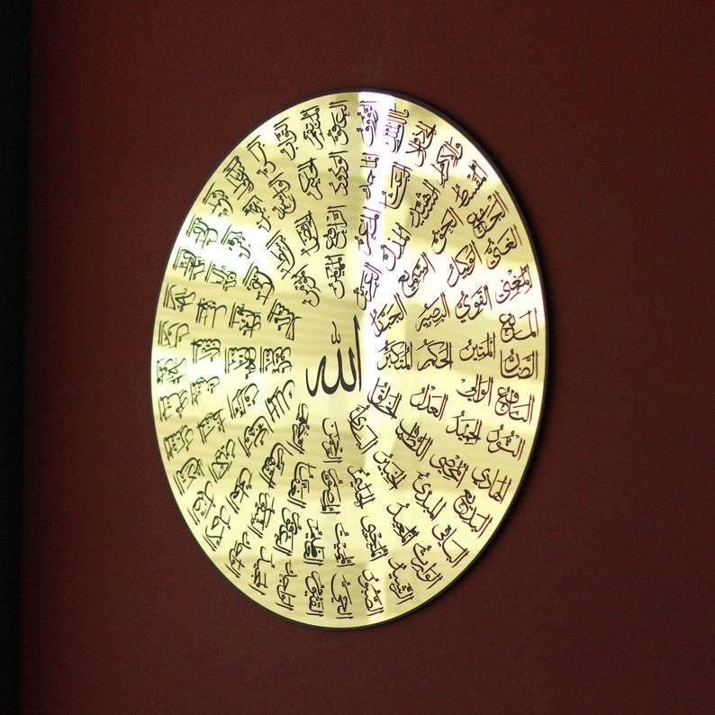 Bordo duvarda altın yuvarlak Esmaül Hüsna tablo, hafif yana dönük çekimle
