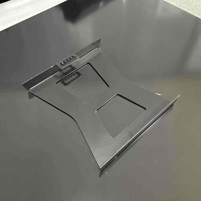 Temperli cam tablonun arkasındaki metal askı aparatı