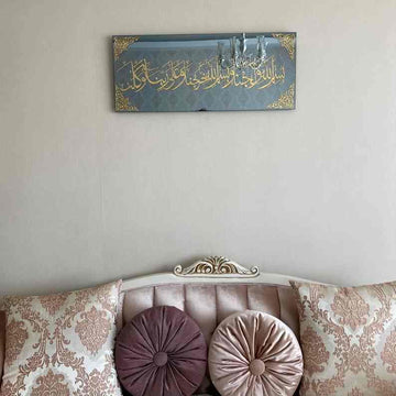 Eve Girerken Okunacak Dua cam tablo, pembe koltuğun üstündeki duvarda uzak çekim