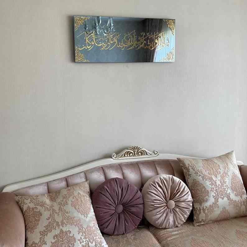Eve Girerken Okunacak Dua cam tablo, pembe koltuğun üstünde yakın çekim