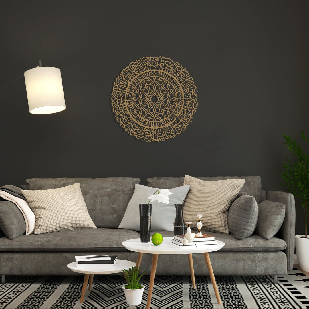 Altın Fatiha Suresi yıldız desenli metal tablo, koyu duvarda koltuğun üstünde