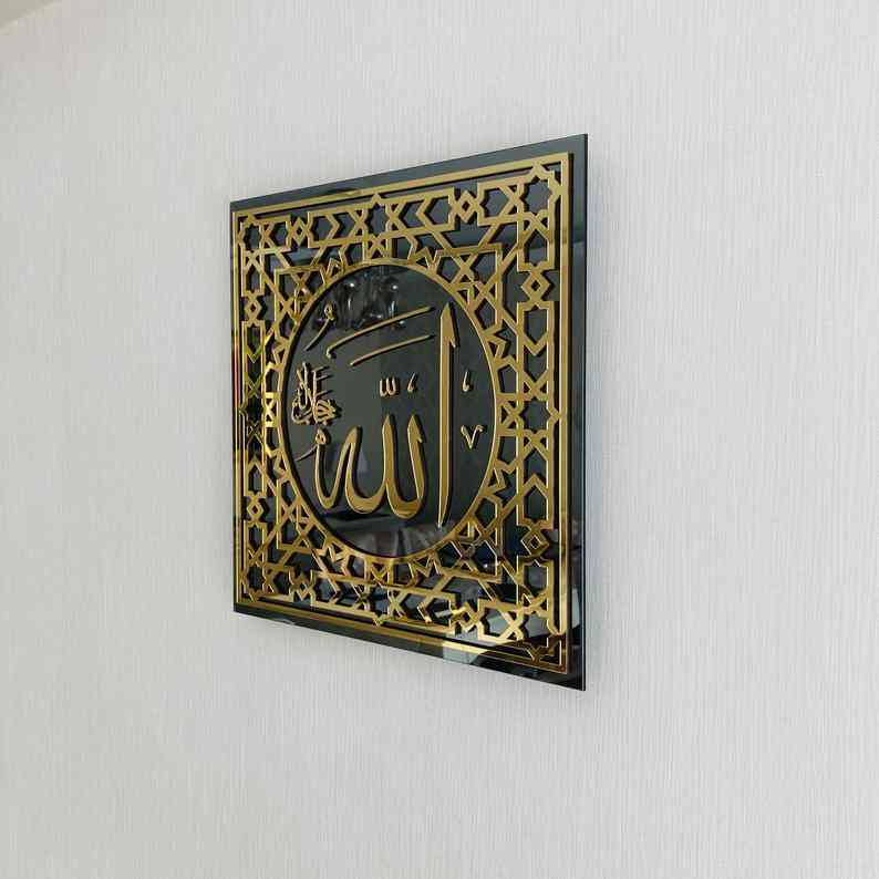 Allah (c.c.) lafzı altın akrilik temperli cam tablo, 35 x 35 cm, duvarda yandan görünüm