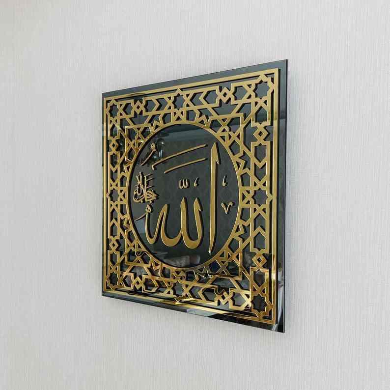 Allah (c.c.) lafzı altın akrilik temperli cam tablo, geometrik çerçeveli, yandan görünüm