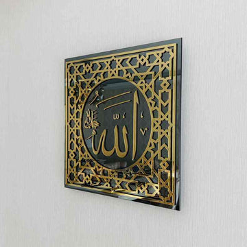 Allah (c.c.) lafzı altın akrilik temperli cam tablo, geometrik çerçeveli, yandan görünüm